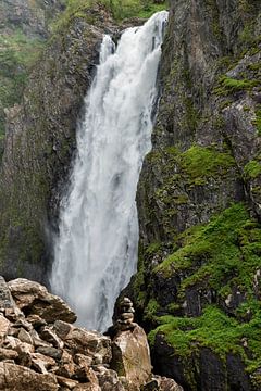 Der Wasserfall Voringfossen in Norwegen von unten gesehen nach einer 2-stündigen Wanderung