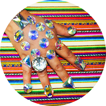 hand vol met bling swarovski stenen op een kleurrijke achtergrond van Gerrit Neuteboom