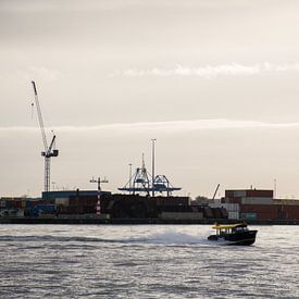 Mit dem Wassertaxi durch den Waalhaven in der Abenddämmerung von scheepskijkerhavenfotografie