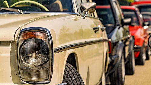 Mercedes streepje 8 W115