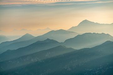 Mountain silhouette on Lake Como by Leo Schindzielorz