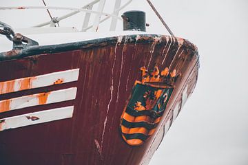 Visserschip aan de kade in een haven van scheepskijkerhavenfotografie