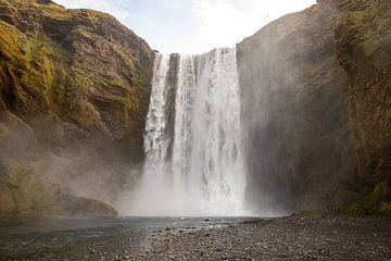 Waterfall in Iceland by Valerie Visschedijk - Reisfotografie