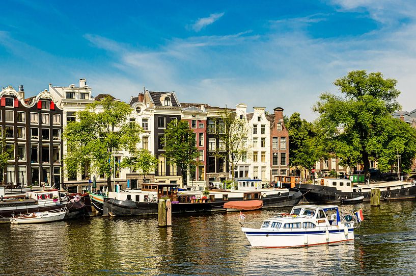 Huisgevels boten en woonboten op gracht in Amsterdam centrum in Nederland van Dieter Walther
