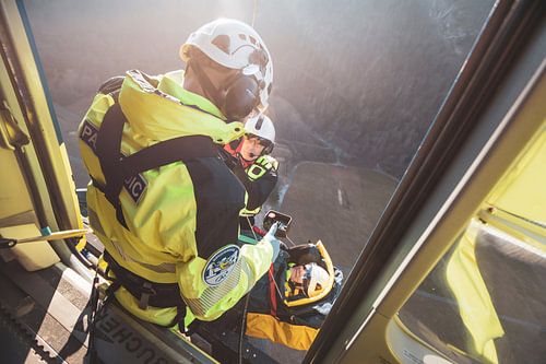 EC.135 in actie  boven de Zwisterse Alpen tijdens een reddingsoefening op een koude januari ochtend