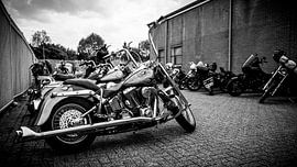 Harley-Davidson Motorräder auf dem Parkplatz eines Schuppens schwarz und weiß von Customvince | Vincent Arnoldussen