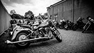 Harley-Davidson motoren op parking bij loods zwartwit van Customvince | Vincent Arnoldussen