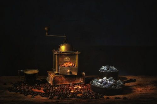 Stilleven met koffie en bosbessen.