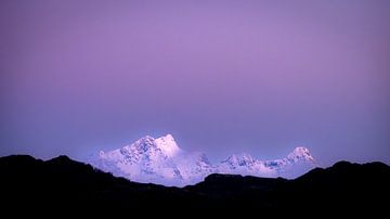 Neige sur les montagnes à l'heure bleue du jour