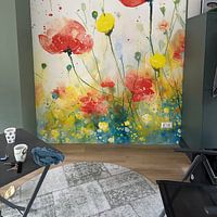 Klantfoto: Aquarel schilderij: Klaprozen en boterbloemen in het gras van Studio Pieternel, als behang