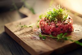 Tartare de bœuf frais décoré sur une planche en bois sur Poster Art Shop