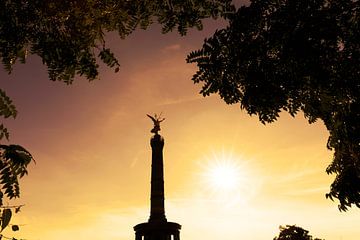 Overwinningskolom Berlijn bij zonsondergang