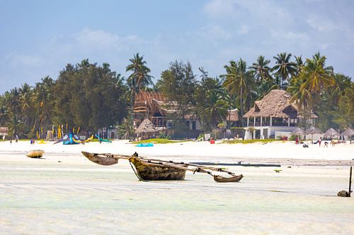Ein gestrandetes Fischerboot am paradiesischen Strand auf Sansibar