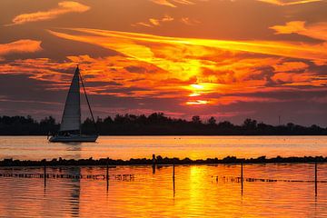 Zeilen tijdens zonsondergang van Bram van Broekhoven