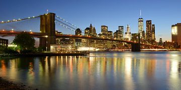 Brooklyn Bridge in New York über den East River am Abend, Panorama von Merijn van der Vliet