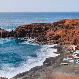 Rugged coastline on Lanzarote by SomethingEllis