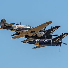 Formatie van 3 warbirds tijdens airshow. van Jaap van den Berg