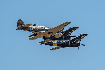 Formatie van 3 warbirds tijdens airshow. van Jaap van den Berg