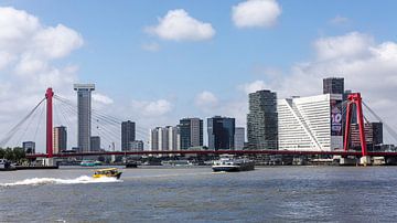 Skyline Rotterdam achter de Prins Willem-Alexanderbrug (kleur) van Rick Van der Poorten