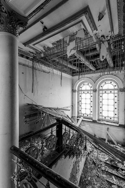 Lost Place - Treppenaufgang in einem verlassenen Schloss von Gentleman of Decay