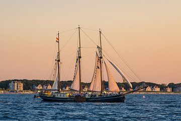 Zeilschip bij zonsondergang bij de Hanse Sail in Rostock. van Rico Ködder