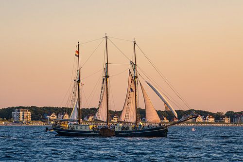 Zeilschip bij zonsondergang bij de Hanse Sail in Rostock.