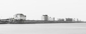 Zicht op Delfzijl vanaf de Eems in zwart-wit van R Smallenbroek