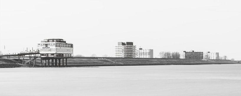 Blick auf Delfzijl von der Eems aus in schwarz-weiß von R Smallenbroek