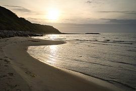 Sur la plage de Blåvand au coucher du soleil sur la mer sur Martin Köbsch