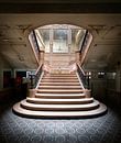 Escaliers dans un cinéma abandonné. par Roman Robroek - Photos de bâtiments abandonnés Aperçu