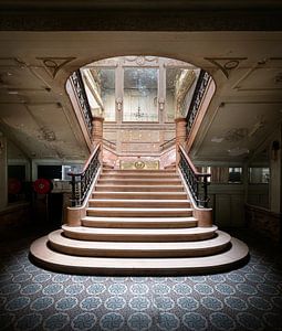 Treppe im verlassenen Kino.