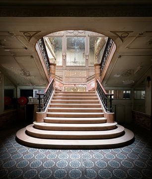 Escaliers dans un cinéma abandonné. sur Roman Robroek