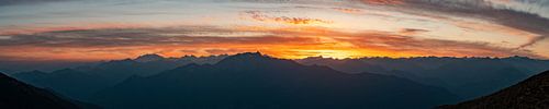 Panorama bij zonsondergang van het Lago Maggiore naar de Dufour-piek