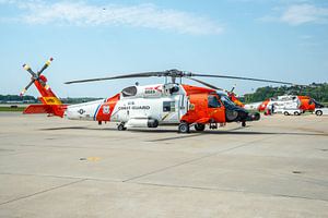 Zwei Sikorsky MH-60T Jayhawks der US-Küstenwache stehen auf der Rampe der US Coast Guard Air Station