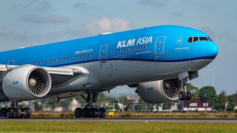 Landing KLM Boeing 777-200. by Jaap van den Berg