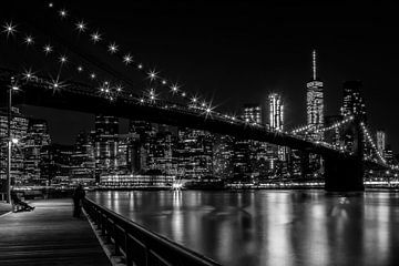 MANHATTAN SKYLINE & BROOKLYN BRIDGE Impressionen bei Nacht  von Melanie Viola