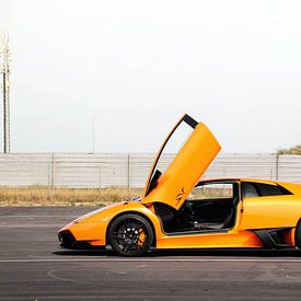 Leuchtend orangefarbener Lamborghini Murcielago bereit zum Rennen von Joost Prins Photograhy