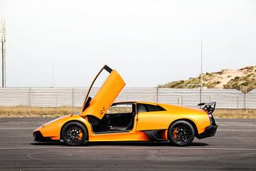 Leuchtend orangefarbener Lamborghini Murcielago bereit zum Rennen von Joost Prins Photograhy