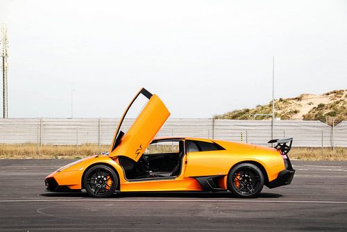 Knaloranje Lamborghini Murcielago klaar om te racen