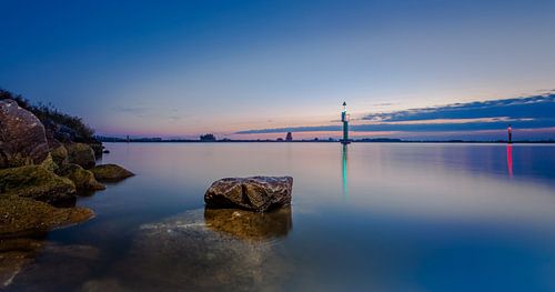 pierre illuminée et silencieuse dans le canal