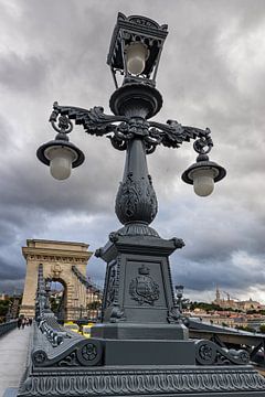 Les lanternes du pont des chaînes à Budapest sur Roland Brack