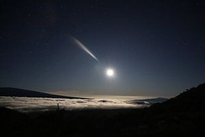 Lune au-dessus des nuages sur G. van Dijk