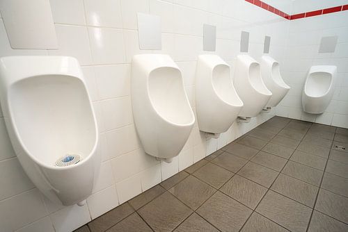 Urinoirs bij de mannen toilet