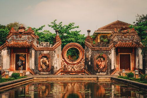 Des siècles au bord de l'eau : porte de temple historique au Vietnam