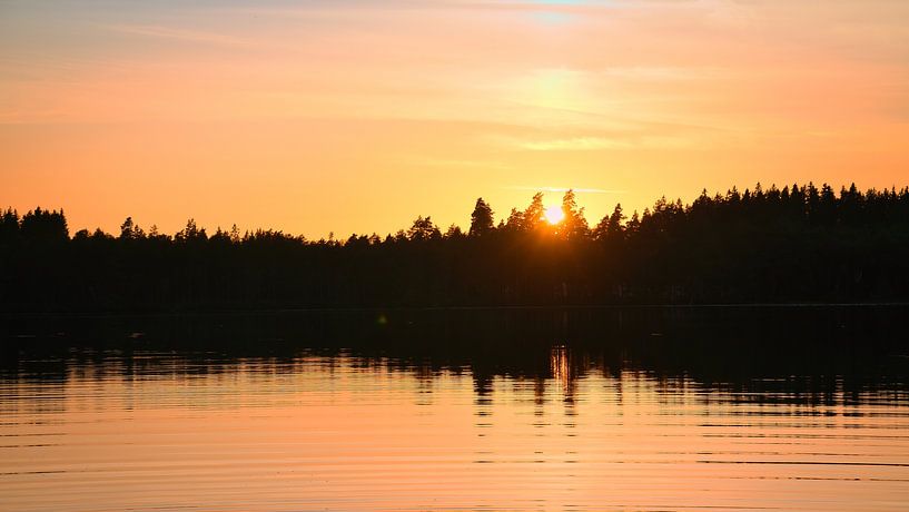 Zonsondergang bij het meer in Zweden van Martin Köbsch
