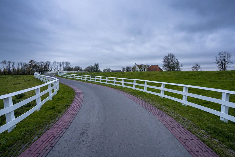 Bewolking boven het landschap bij Aduarderzijl in Groningen van Norbert Versteeg