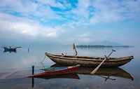 Vissersbootjes in de baai aan de Zuid-Chinese Zee, Vietnam van Rietje Bulthuis thumbnail