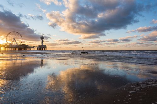 The Scheveningen pier with sunset by Marian Sintemaartensdijk