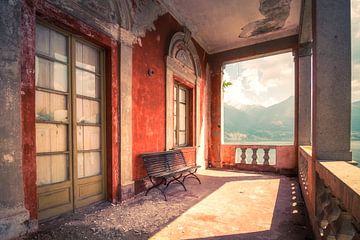 Verlaten villa met uitzicht op Lago Maggiore van Truus Nijland