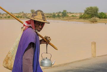 reiziger met ketel op brug in Niger van Hans Hut